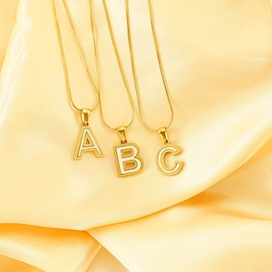 Collares con letras A B C bañados en oro de 18K con esmalte blanco sobre seda