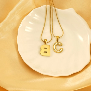 Collar de acero inoxidable chapado en oro 18K con colgantes letras B y C de nácar blanco