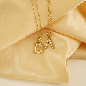 Collar de acero inoxidable chapado en oro 18K con colgantes de letras D y A en nácar