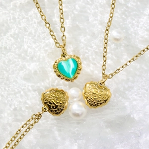Colliers avec pendentifs cœur en opale et chaînes en acier titane plaqué or 18k