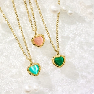 Collier chic français en titane plaqué or 18k avec pendentif en pierre opale de cœur