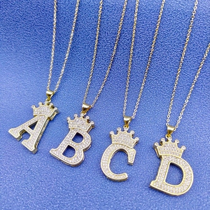 Collier initiale couronne plaqué or 18 carats avec cristaux de zircone micro-pavés