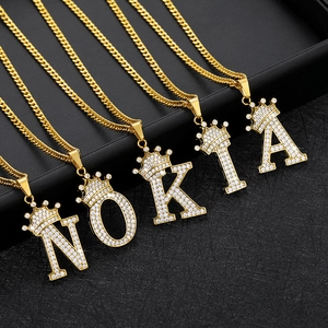 Hip-Hop-Goldkette mit Kronen-Alphabet-Anhängern und weißen Zirkonsteinen auf Display