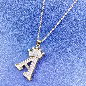 Collier avec pendentif lettre A couronne en or 18k serti de zircons brillants