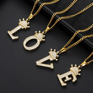 Detailansicht goldener Kronen-Buchstabenketten LOVE mit funkelnden Zirkoniasteinen