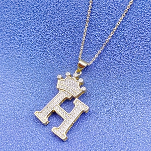 Détail du pendentif lettre H à couronne plaqué or 18 carats serti de zircons brillants