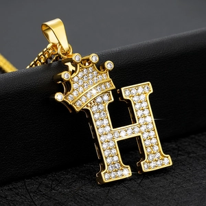 Halskette mit goldenem H-Buchstaben-Anhänger, Krone und Zirkonia auf schwarzem Leder