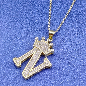 Vue détaillée du pendentif lettre Z avec couronne et cristaux sur chaîne dorée