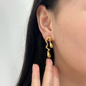 Boucles d'oreilles irrégulières style or liquide pour femmes avec design minimaliste