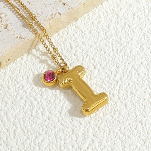 Λεπτομέρεια επιχρυσωμένης αλυσίδας 18K με 3D γράμμα I και ροζ γενέθλιο λίθο