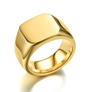 Anello a sigillo dorato lucido in acciaio con superficie quadrata e riflesso a specchio