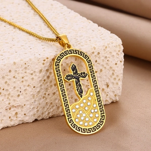 Vergoldeter Kreuz-Halskettenanhänger mit griechischem Mäanderrand und funkelndem Strass