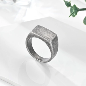 Vue macro d'une bague chevalière rectangulaire pour homme en acier inoxydable brossé