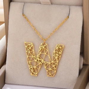 Gedetailleerd macrobeeld van een 3D holle geometrische letter W hanger in goudkleur