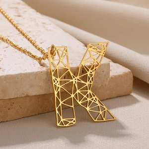 Gouden ketting met holle letter K hanger en gepolijste afwerking voor heren en dames