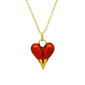Détail du collier plaqué or avec un pendentif cœur rouge vif et un effet de goutte dorée