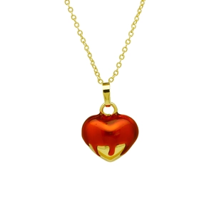 Détail du collier pendentif cœur rouge avec émail brillant et placage en or fin