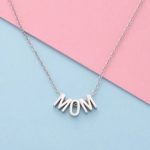Détail macro des pendentifs lettres MOM sur une chaîne en acier inoxydable argenté