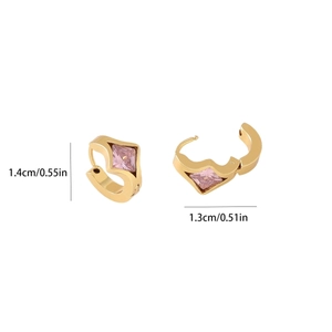 Detail van gouden oorbellen met roze zirkoon inclusief afmetingen en scharniersluiting