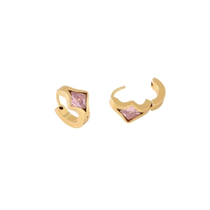 Detail van 18k vergulde vierkante oorbellen met roze kristal en scharniersluiting