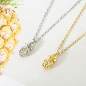Collana con ciondolo a forma di ananas e zirconi brillanti in oro e argento lucido