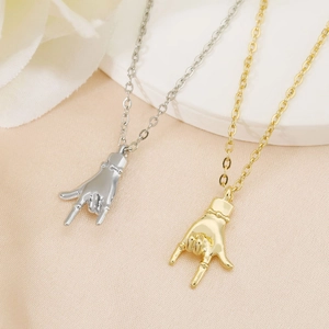 Colliers chics avec pendentifs geste de main rock en or et argent sur soie blanche