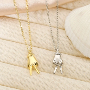 Vue détaillée des pendentifs signe de paix en or et argent sur un tissu élégant