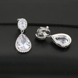 Dettaglio degli orecchini a clip in argento con pietre di zircone a forma di pera