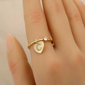 Eleganter goldener Herzring mit Zirkonia und Buchstabe C Anhänger am Model