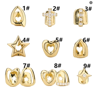 Detailliertes Gitter mit 9 vergoldeten Hip-Hop-Zahngrills mit Stern- und Herzausschnitten