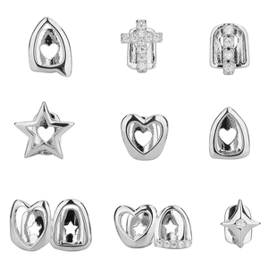 Detailansicht silberner Hip-Hop Grillz mit Herz-, Stern- und Kreuz-Ausschnitt-Designs