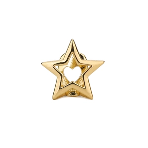 Nahaufnahme von goldenem sternförmigem Zahnschmuck mit Herzausschnitt und Politur