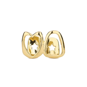 Detail von Hip Hop Grillz mit Gold-Finish und Herz- sowie Stern-Ausschnitt-Designs