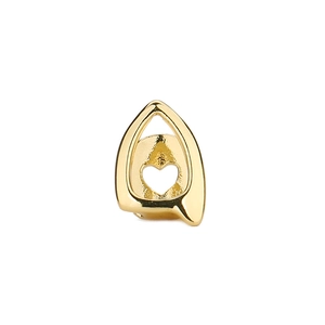 Nahaufnahme von goldenen Hip-Hop Grillz mit einem hohl ausgeschnittenen Herzdesign