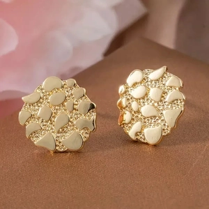Unregelmäßige strukturierte goldene Ohrstecker im französischen Vintage-Stil für Damen