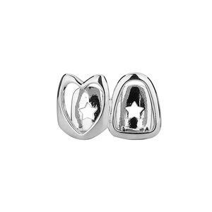 Detail von silbernen Hip-Hop-Zahngrillz mit Stern-Ausschnitt und Herz-Design auf Metall