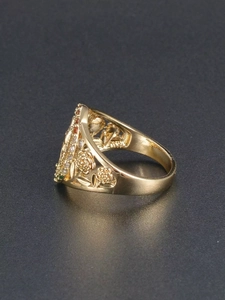 Vue détaillée d'une bague dorée avec gravures de roses et incrustation de zircon coloré