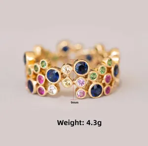 Makroaufnahme des bunten Edelsteinrings mit 9 mm Breite auf Goldplattierung