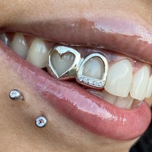 Hip-Hop-Grillz-Set in Silber mit hohlem Herzdesign und diamantbesetztem Bogen für Zähne