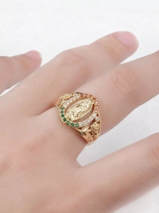 Détail de la bague Vierge Marie dorée avec zircons colorés et gravures de roses ciselées