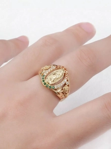Détail macro de la bague Marie en or avec pierres multicolores et gravures de roses