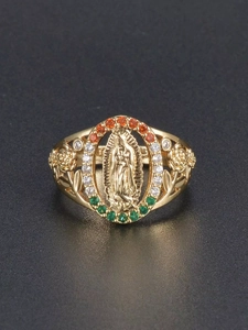 Détail d'une bague Vierge Marie dorée avec zircons colorés et roses sculptées