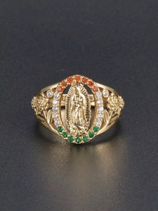 Détail de la bague Vierge Marie avec zircons colorés et reliefs floraux élégants