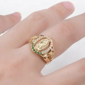 Bague dorée de la Vierge Marie avec zircons verts et détails floraux en relief