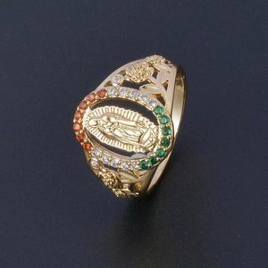 Bague dorée de la Vierge Marie avec zircons colorés et motifs de roses sur fond noir