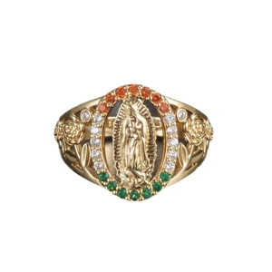 Bague dorée de la Vierge Marie avec pierres colorées et gravure de rose sur fond blanc