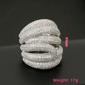 Geometrische hiphop ring met witte strasstenen, hoogte 31mm en gewicht 17g