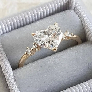 Herzform Glänzend Zirkonia Kupfer Ring Vergoldet Romantisch Drei Steine Verlobungsring Für Damen Feiertagsgeschenk Schmuck
