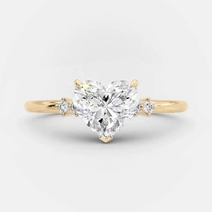Nahaufnahme Goldener Herzring mit runden Seitensteinen und polierter Oberfläche