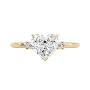 Eleganter vergoldeter Ring mit herzförmigem Moissanit und seitlichen Steinen